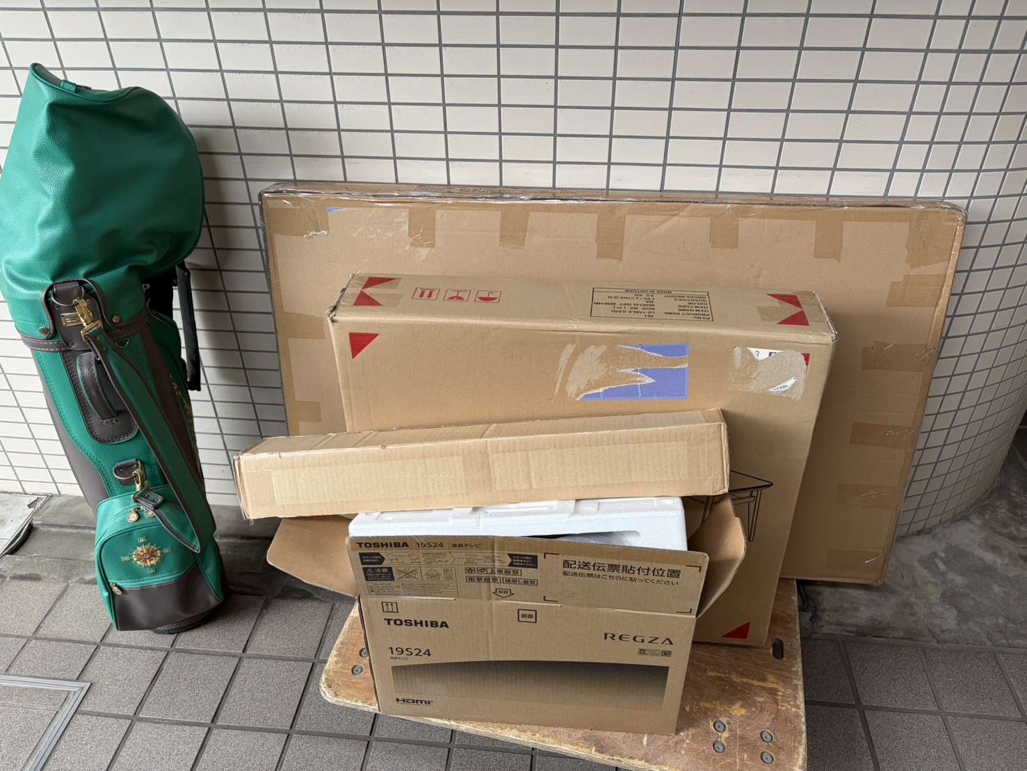 千葉県船橋市での不用品回収の作業写真（テーブル、TV、ゴルフクラブ、ゴルフバッグ）