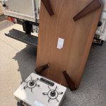 千葉県市川市での不用品回収の作業写真（ローテーブル、ガスコンロ）