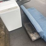 千葉県浦安市での不用品回収の作業写真（ソファー、洗濯機）