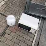 千葉県四街道市での不用品回収の作業写真（電子レンジ、炊飯器）