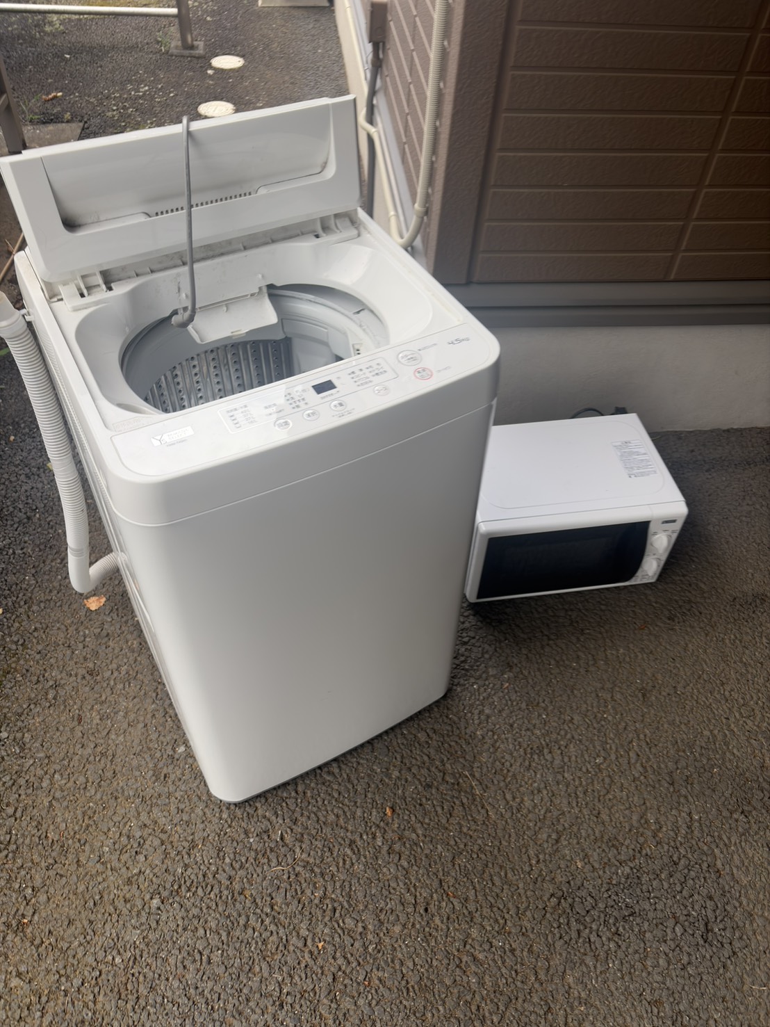 千葉県佐倉市での不用品回収の作業写真（洗濯機、電子レンジ）