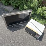 千葉県船橋市での不用品回収の作業写真（テレビ、電子レンジ）