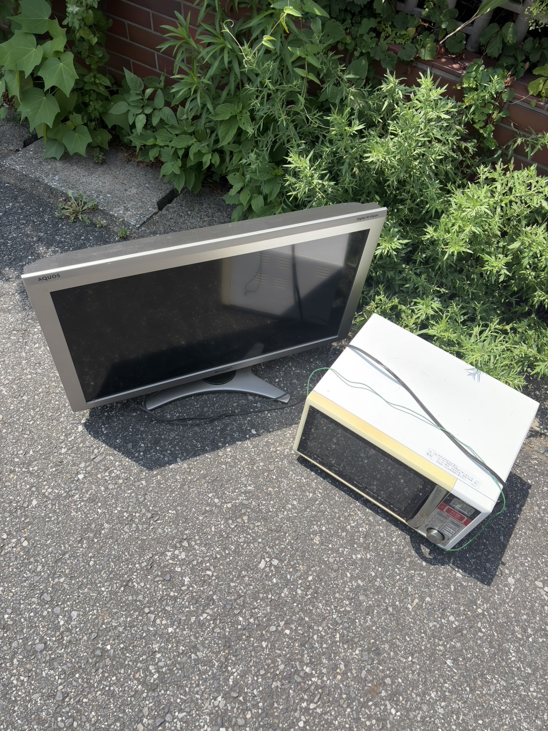 千葉県船橋市での不用品回収の作業写真（テレビ、電子レンジ）