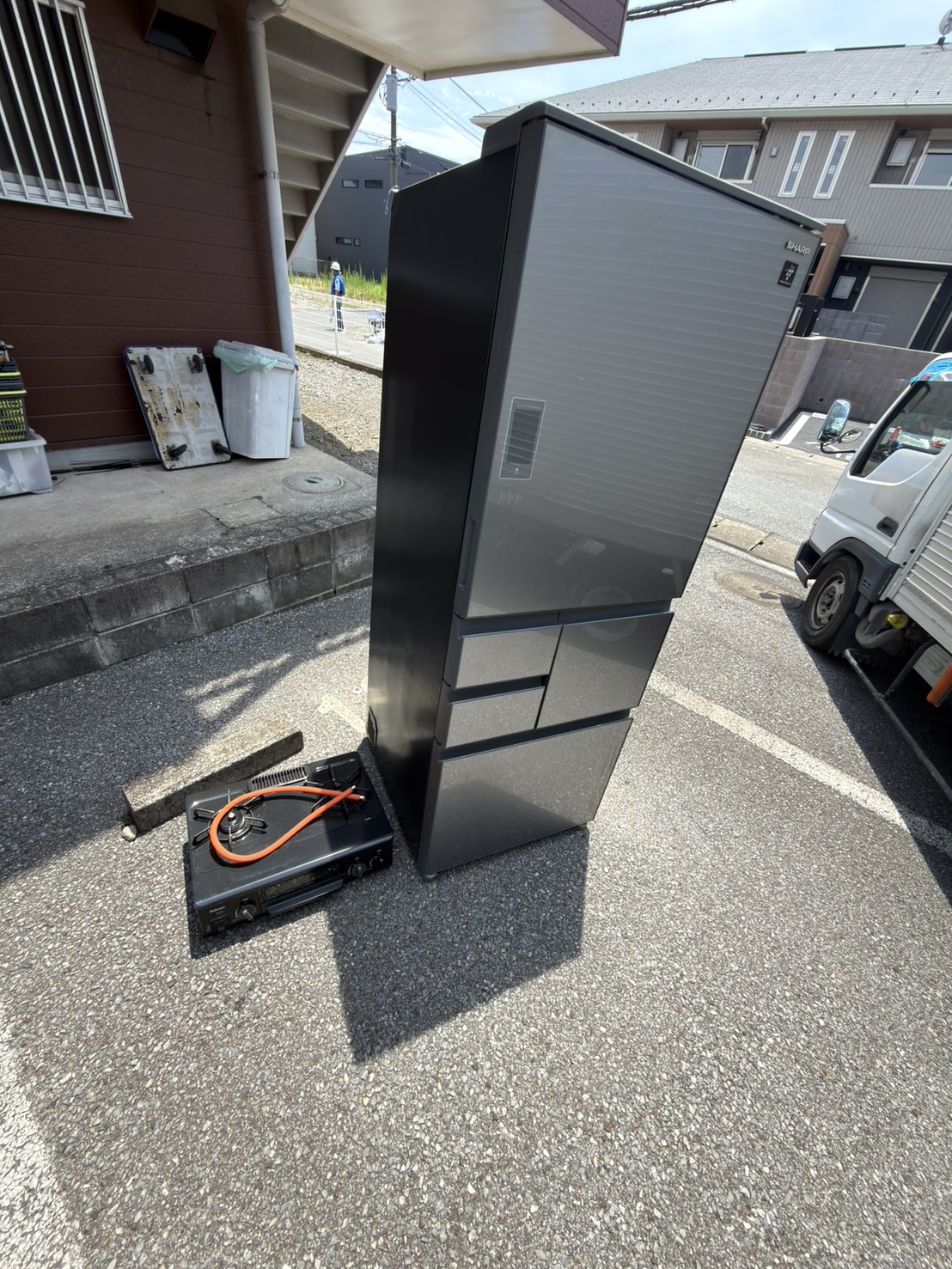 千葉県東金市での不用品回収の作業写真（冷蔵庫、ガスコンロ）