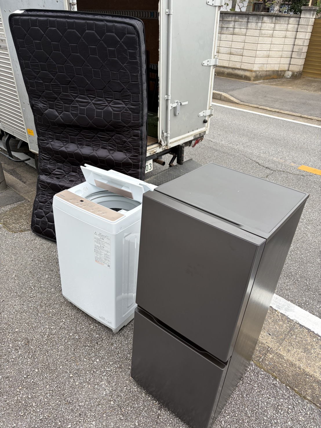 千葉県習志野市での不用品回収の作業写真（マットレス、冷蔵庫、洗濯機）