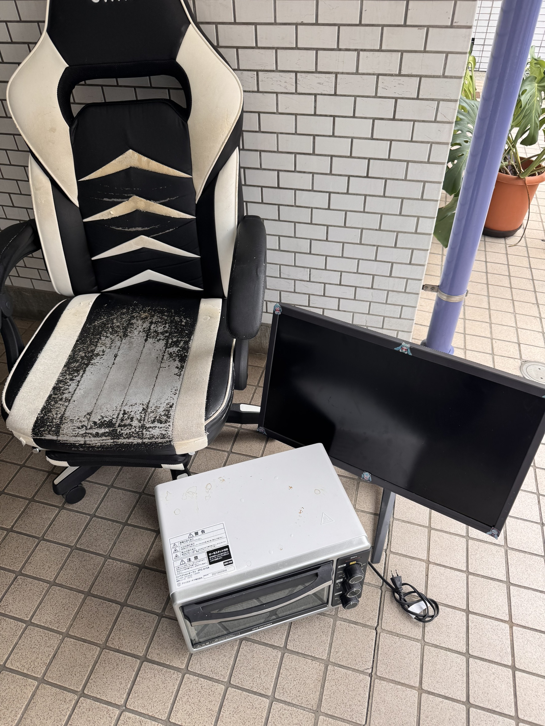 千葉県浦安市での不用品回収の作業写真（ゲーミングチェア、電子レンジ、モニター）