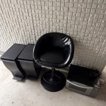 千葉県船橋市での不用品回収の作業写真（椅子、ゴミ箱×2、電子レンジ）