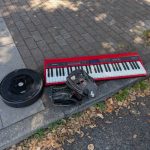 千葉県浦安市での不用品回収の作業写真（キーボード、ルンバ、グローブ）
