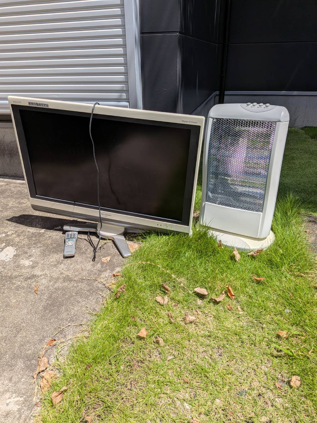 千葉県船橋市での不用品回収の作業写真（テレビ、ヒーター）