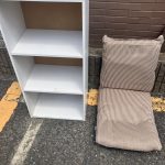 千葉県市川市での不用品回収の作業写真（カラーボックス、座椅子）