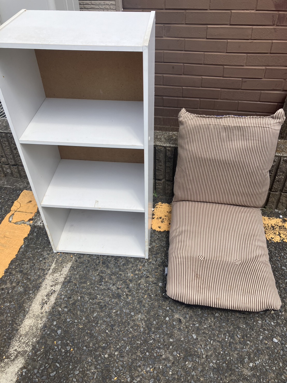 千葉県市川市での不用品回収の作業写真（カラーボックス、座椅子）