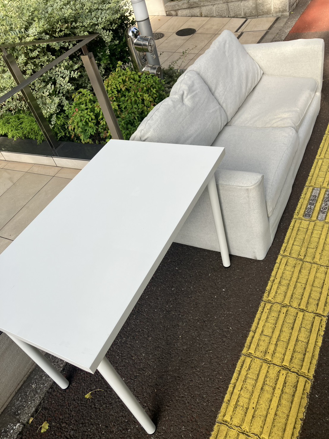 東京都葛飾区での不用品回収の作業写真（テーブル、ソファ）