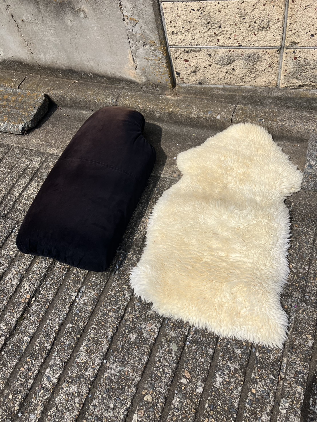 千葉県船橋市での不用品回収の作業写真（クッション、マット）