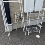 千葉県千葉市花見川区での不用品回収の作業写真（洗濯機ラック、メタルラック）