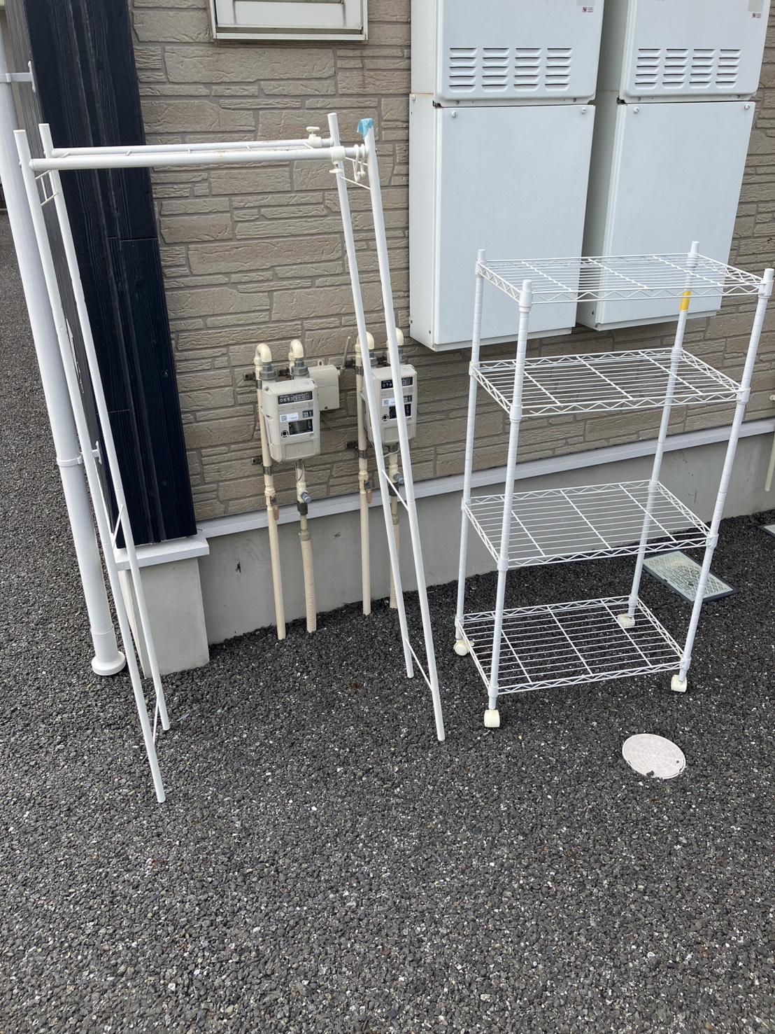 千葉県千葉市花見川区での不用品回収の作業写真（洗濯機ラック、メタルラック）