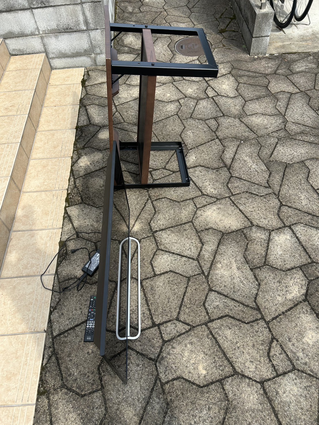 千葉県茂原市での不用品回収の作業写真（テレビ、テーブル）
