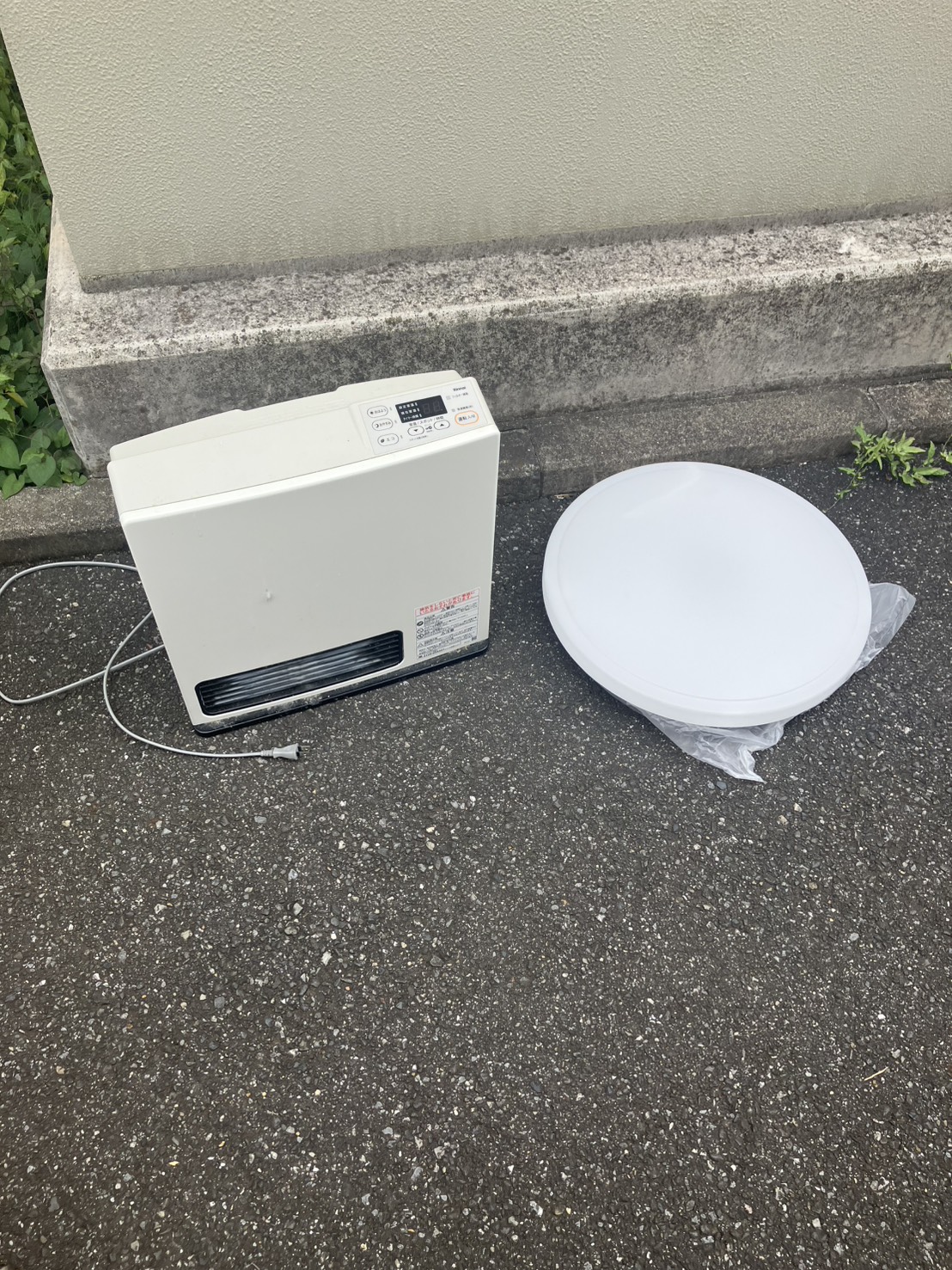 千葉県千葉市での不用品回収の作業写真（ガスファンヒーター、シーリングライト）