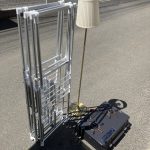 千葉県市川市での不用品回収の作業写真（アルミ物干しラック、スタンドライト、ガスコンロ）