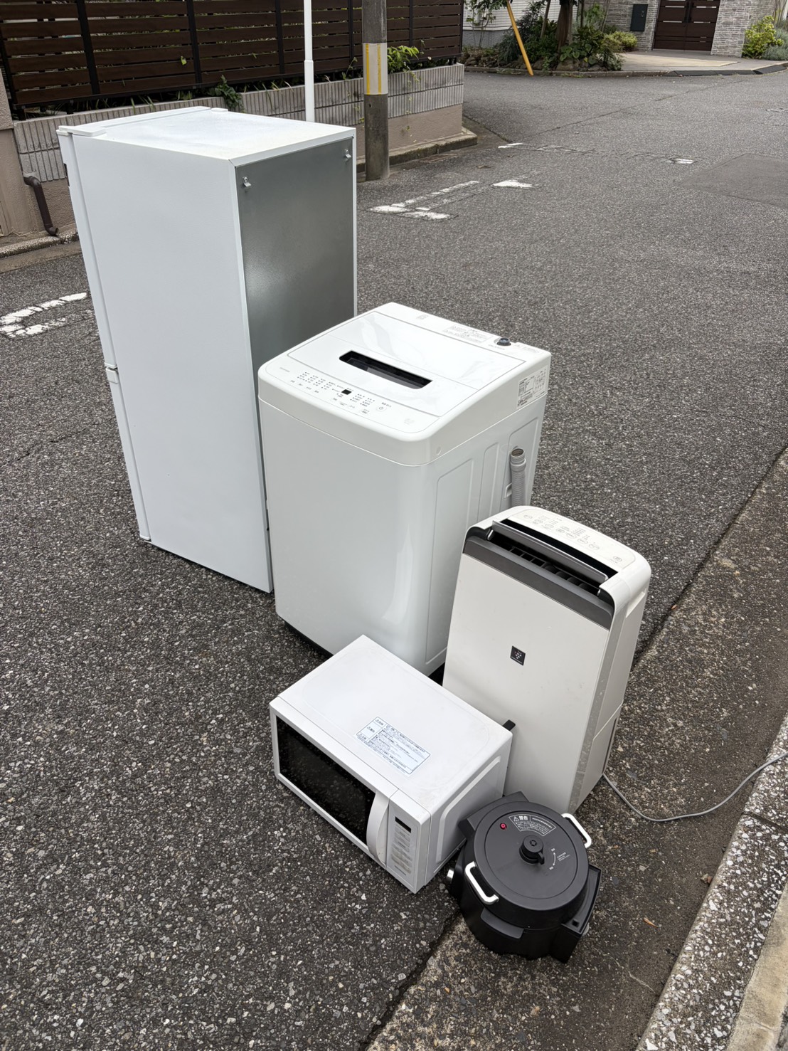 千葉県四街道市での不用品回収の作業写真（冷蔵庫、洗濯機、電子レンジ、空気清浄機、電気圧力鍋）