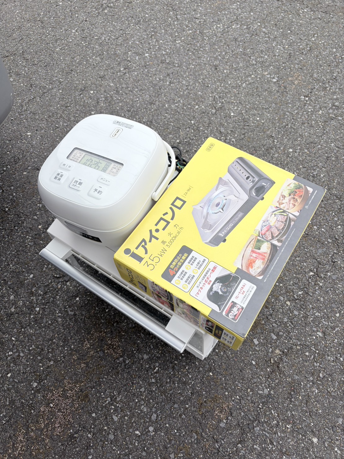 埼玉県草加市での不用品回収の作業写真（電子レンジ、炊飯器、カセットコンロ）