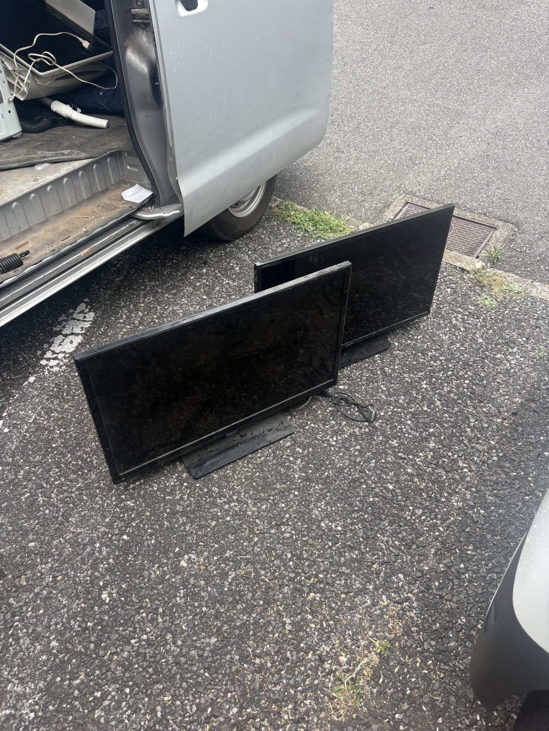 千葉県市川市での不用品回収の作業写真（テレビ×2）