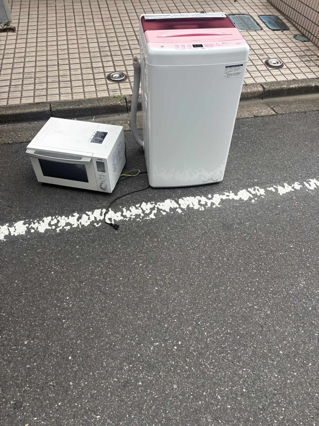 千葉県千葉市での不用品回収の作業写真（洗濯機、冷蔵庫、電子レンジ）