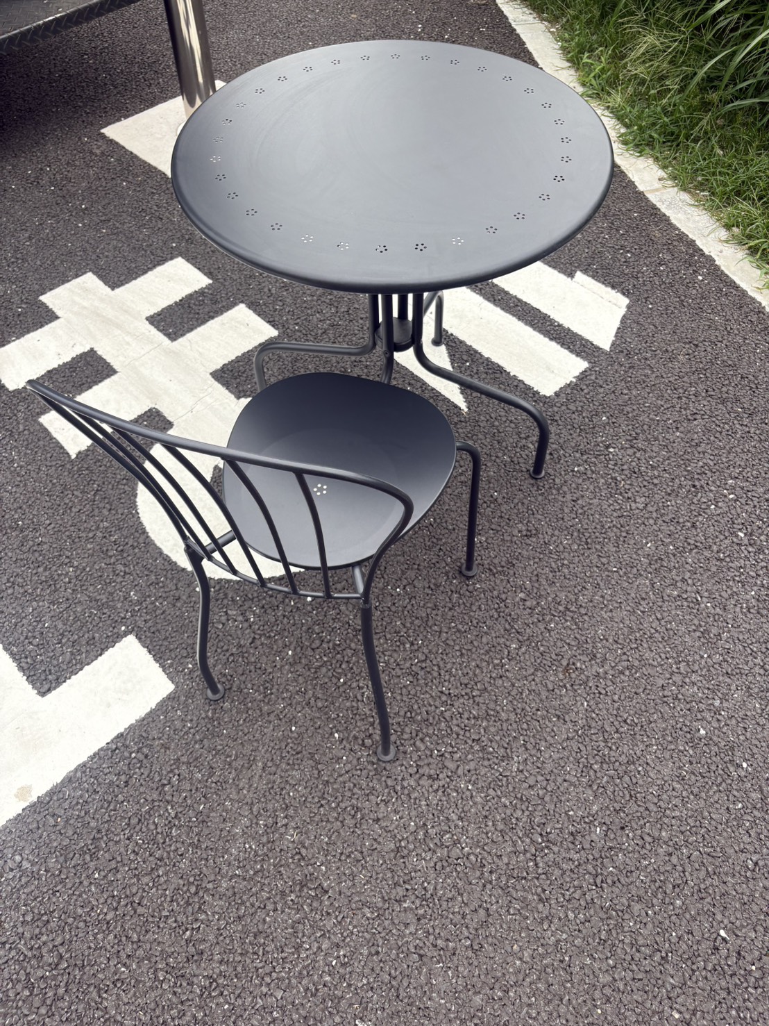 千葉県習志野市での不用品回収の作業写真（テーブル、イス）