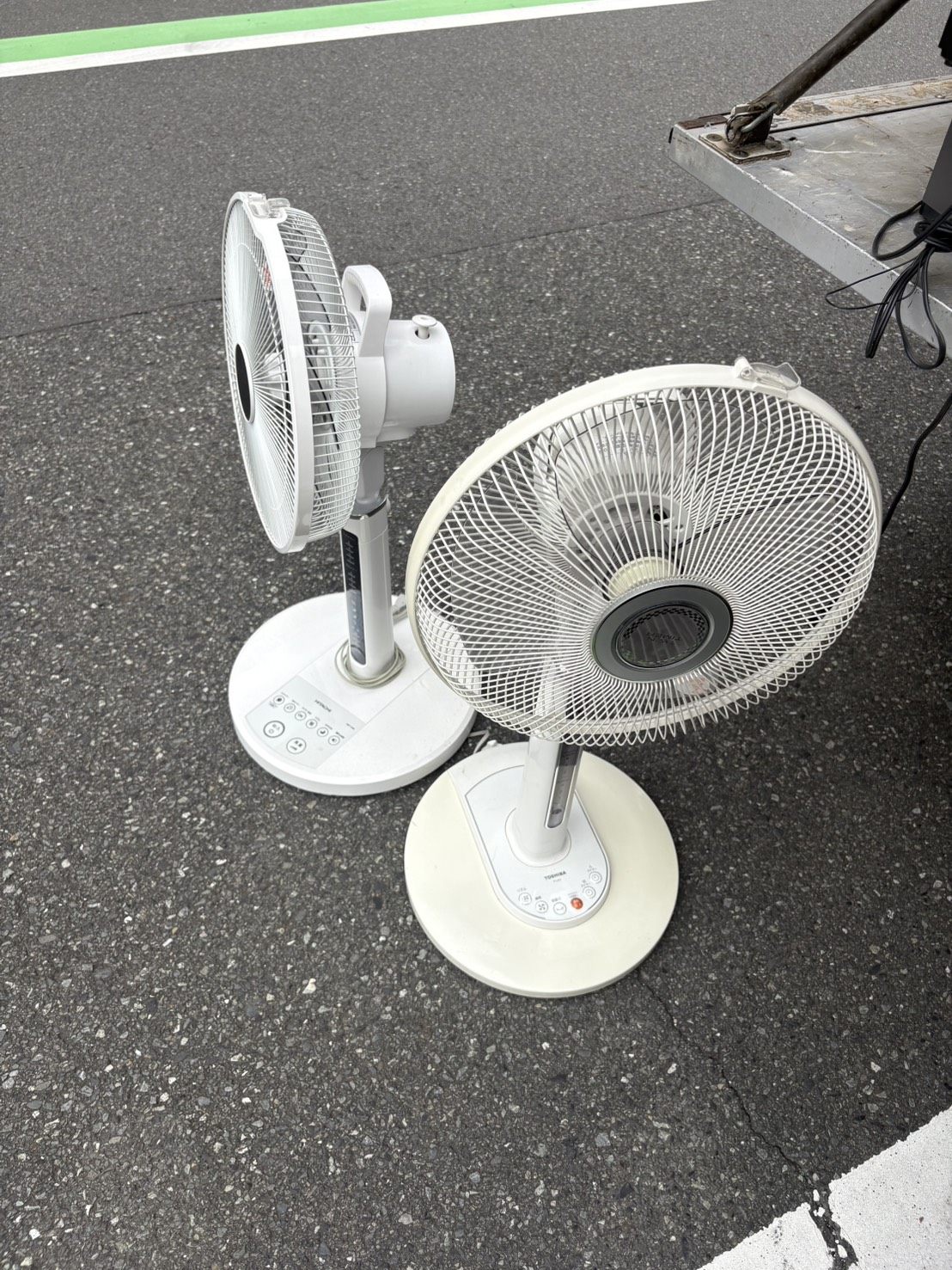 千葉県船橋市での不用品回収の作業写真（扇風機×2）