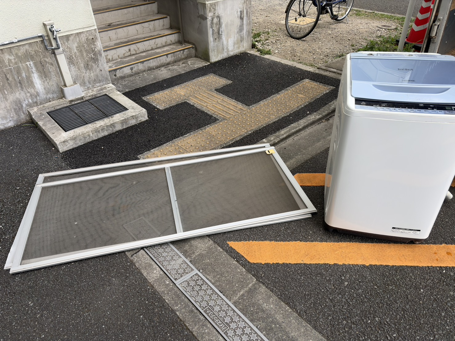 千葉県船橋市での不用品回収の作業写真（洗濯機、網戸×2）