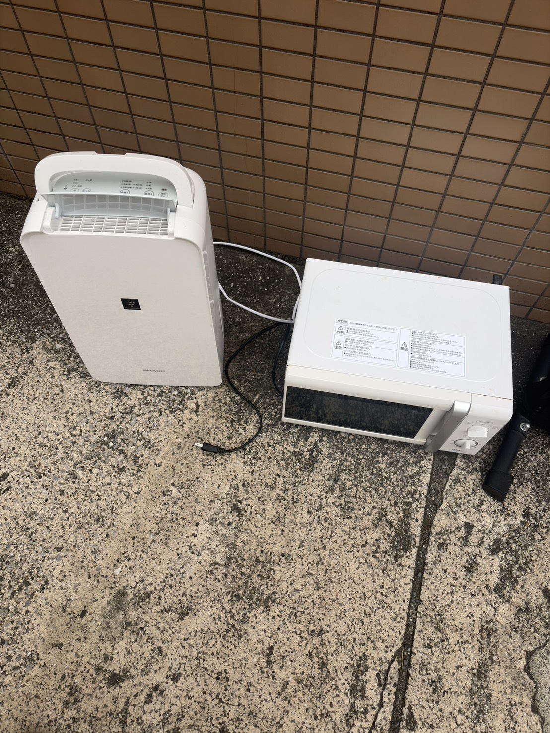 千葉県市原市での不用品回収の作業写真（電子レンジ、衣類乾燥機）