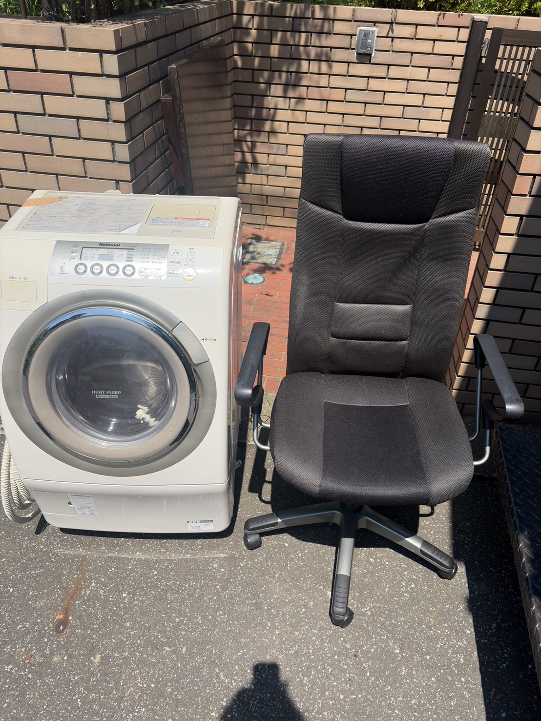 千葉県習志野市での不用品回収の作業写真（ドラム式洗濯機、椅子）