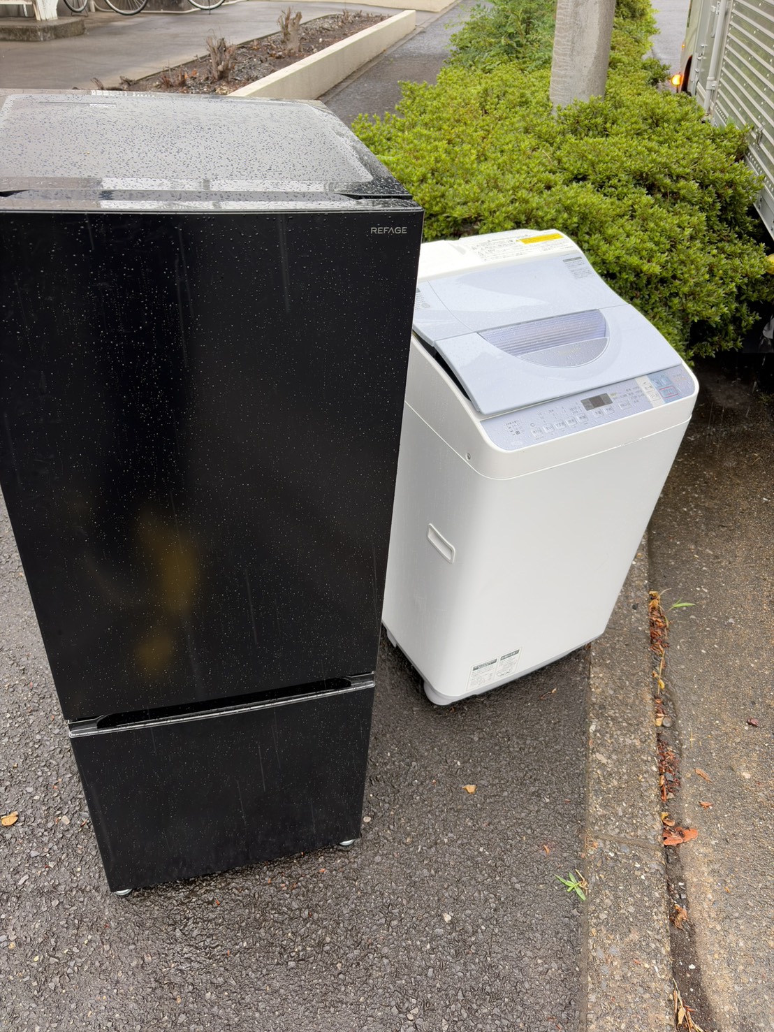 千葉県四街道市での不用品回収の作業写真（冷蔵庫、洗濯機）