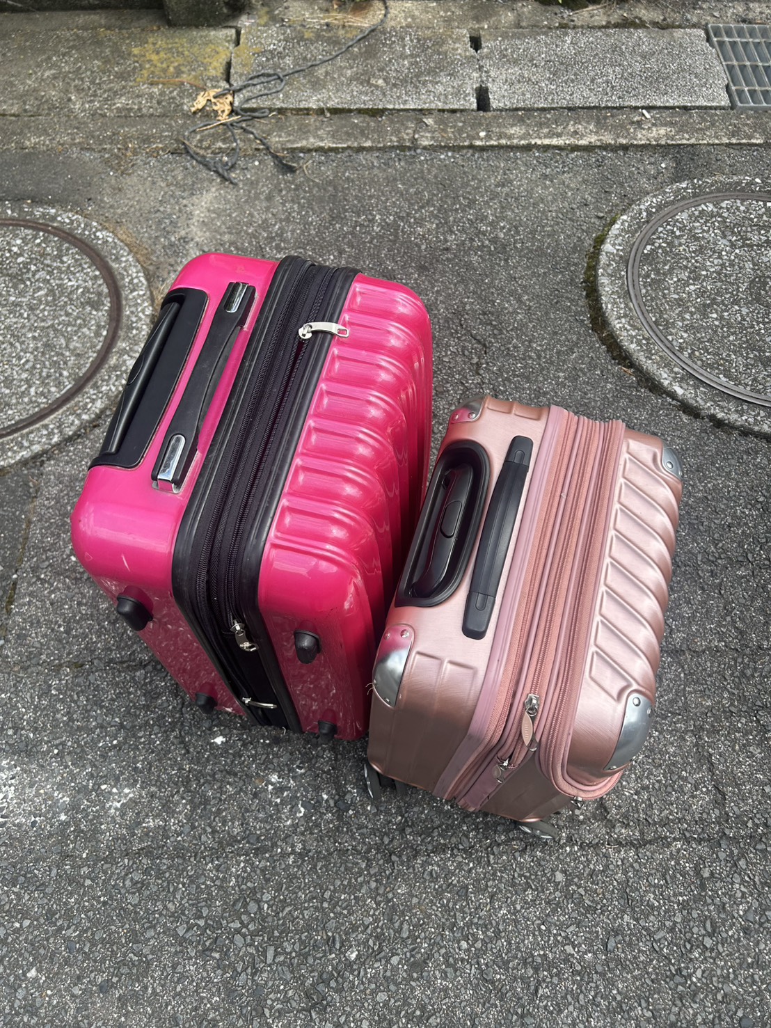 千葉県浦安市での不用品回収の作業写真（スーツケース×2）
