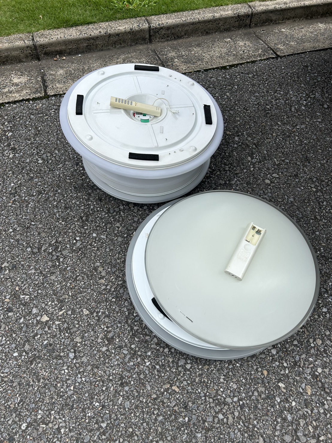 千葉県船橋市での不用品回収の作業写真（シーリングライト×5）