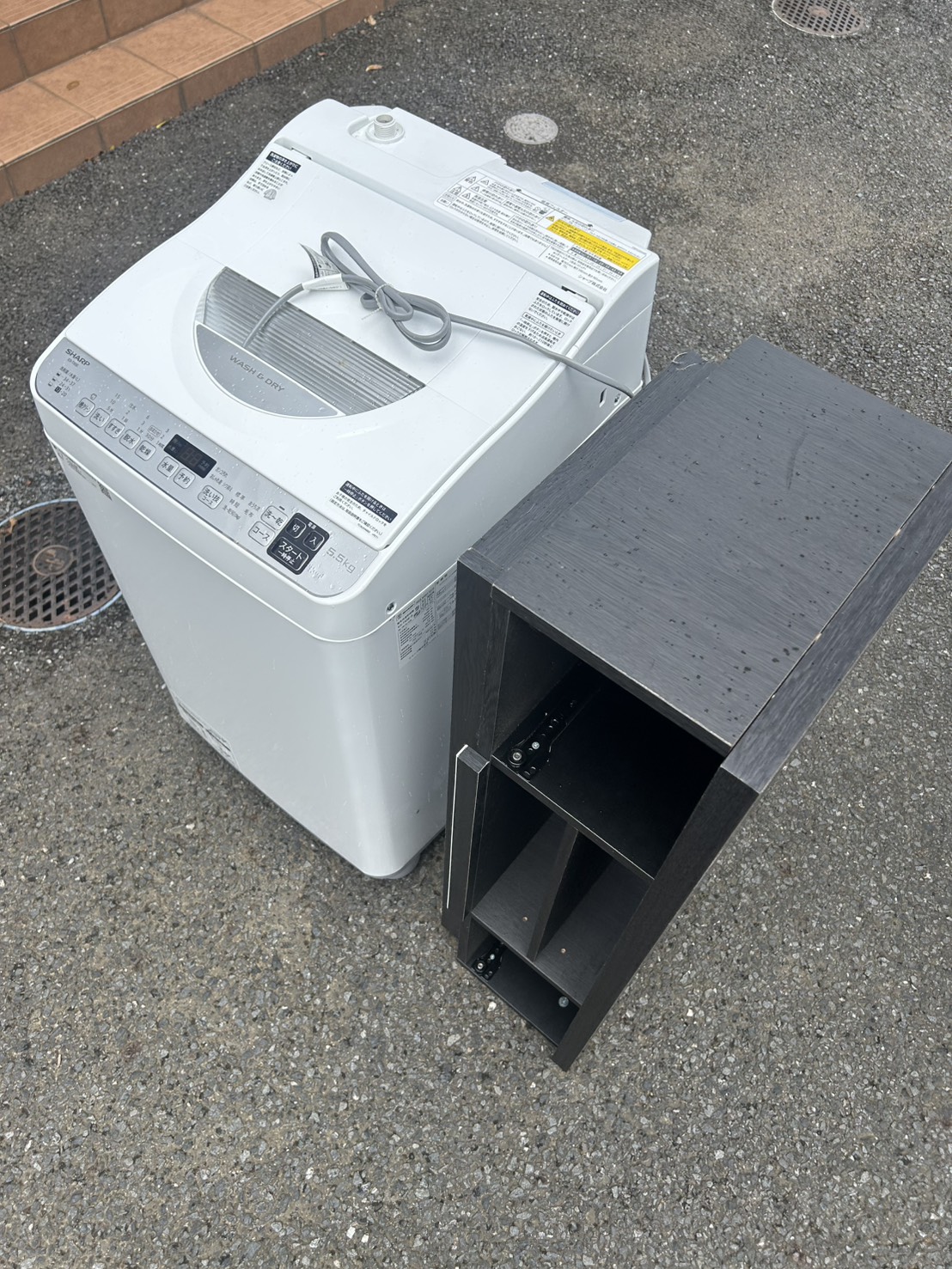 千葉県松戸市での不用品回収の作業写真（テレビ台、洗濯機）