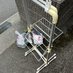 千葉県市原市での不用品回収の作業写真（物干しスタンド×2、食器類の袋×2）