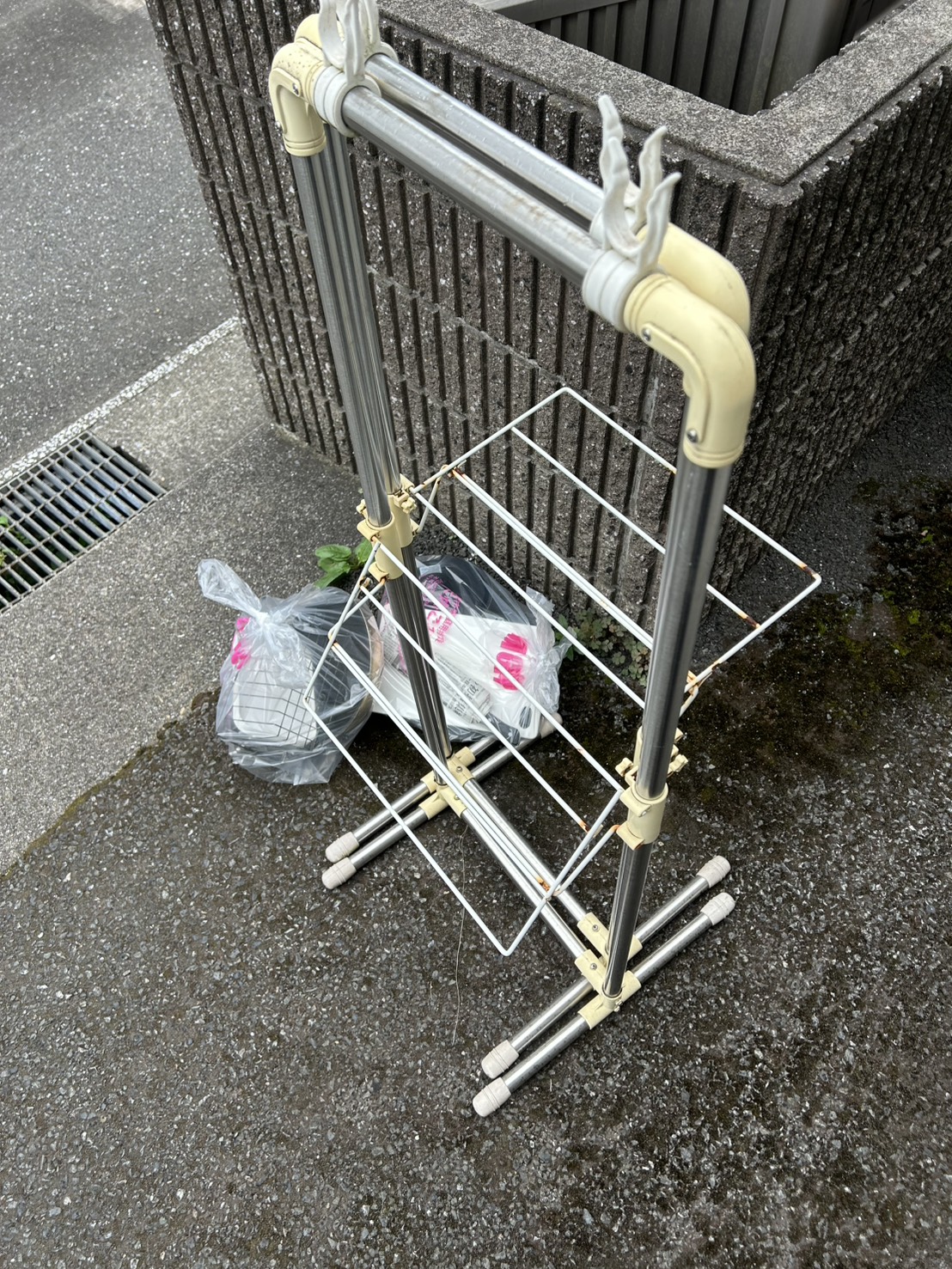 千葉県市原市での不用品回収の作業写真（物干しスタンド×2、食器類の袋×2）