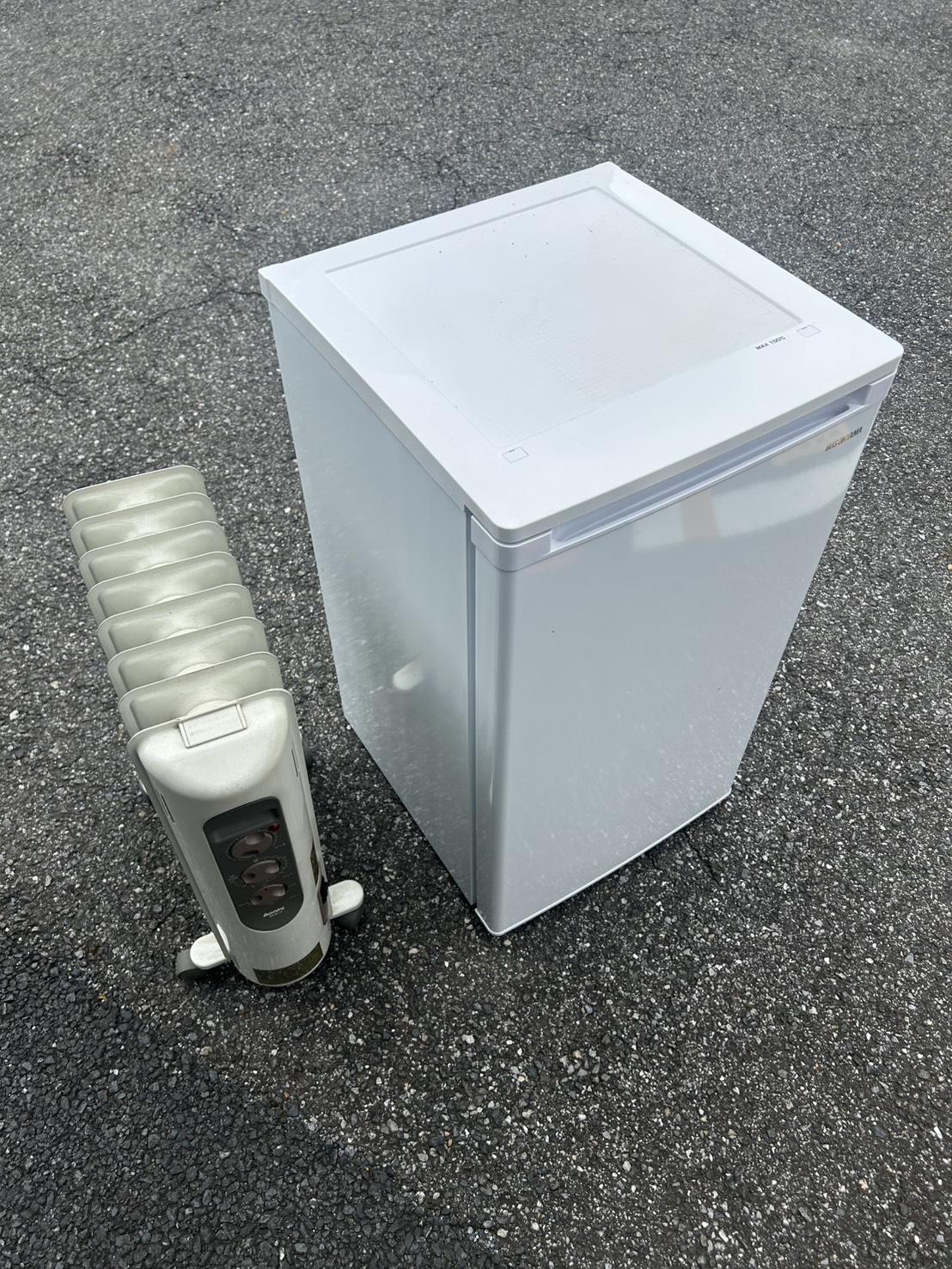 千葉県佐倉市での不用品回収の作業写真（冷凍庫、オイルヒーター）