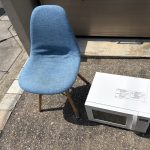 千葉県習志野市での不用品回収の作業写真（レンジ、椅子）