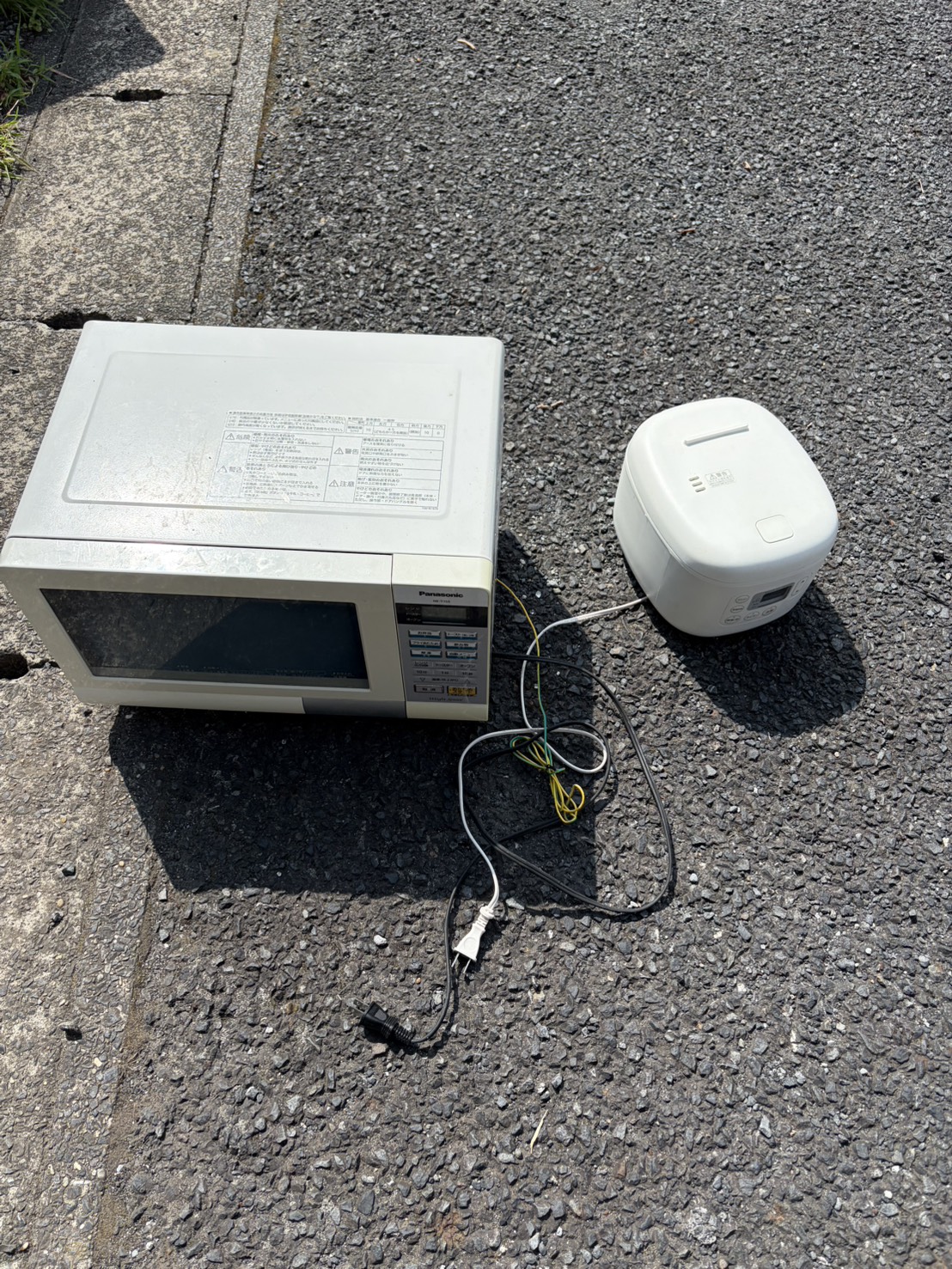 千葉県佐倉市での不用品回収の作業写真（レンジ、炊飯器）