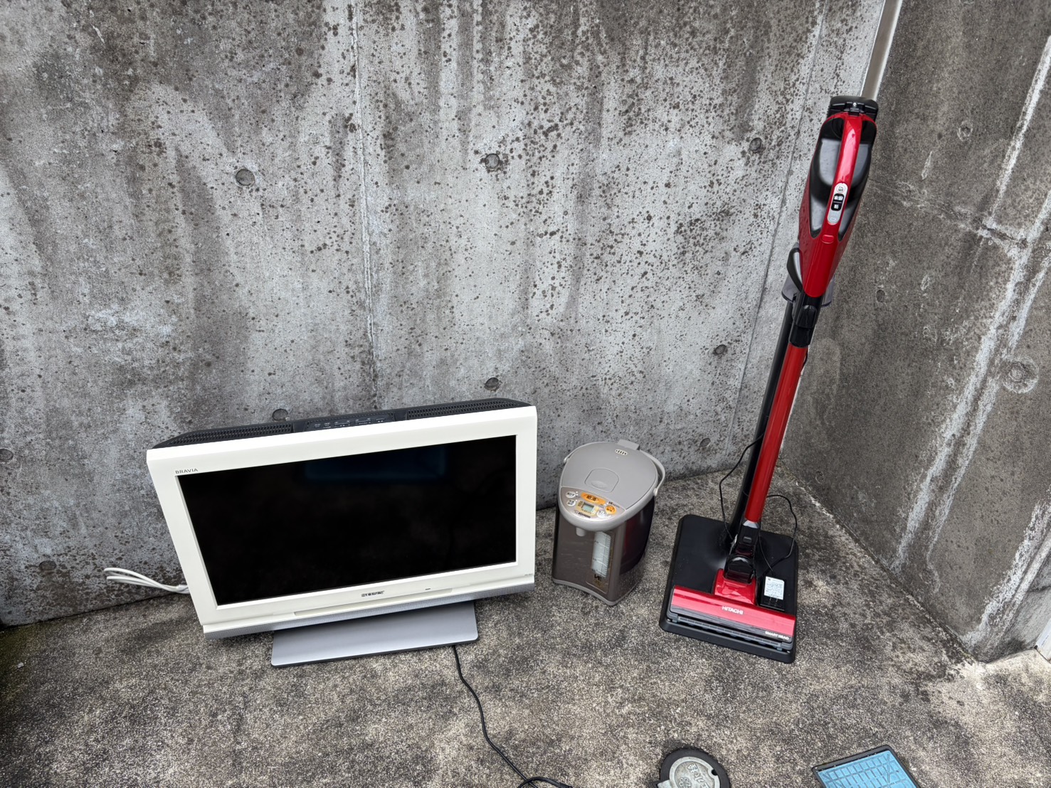 千葉県四街道市での不用品回収の作業写真（テレビ、掃除機、電気ケトル）