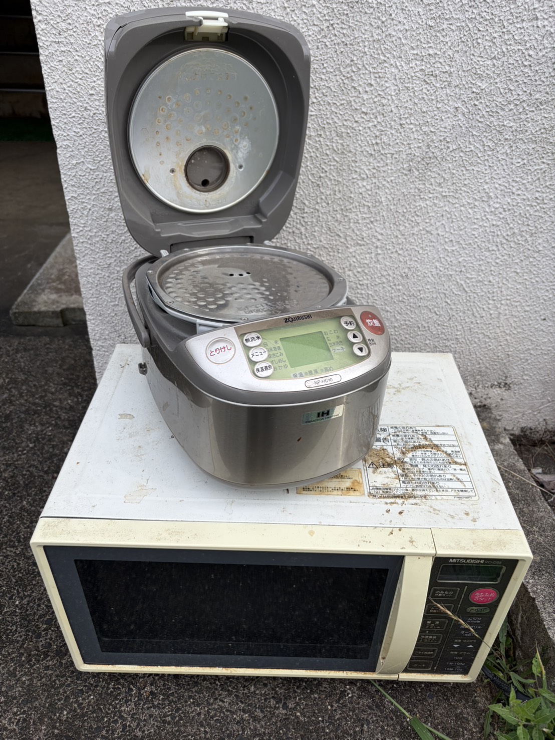千葉県船橋市での不用品回収の作業写真（炊飯器、レンジ）