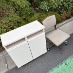 東京都足立区での不用品回収の作業写真（イス、棚）