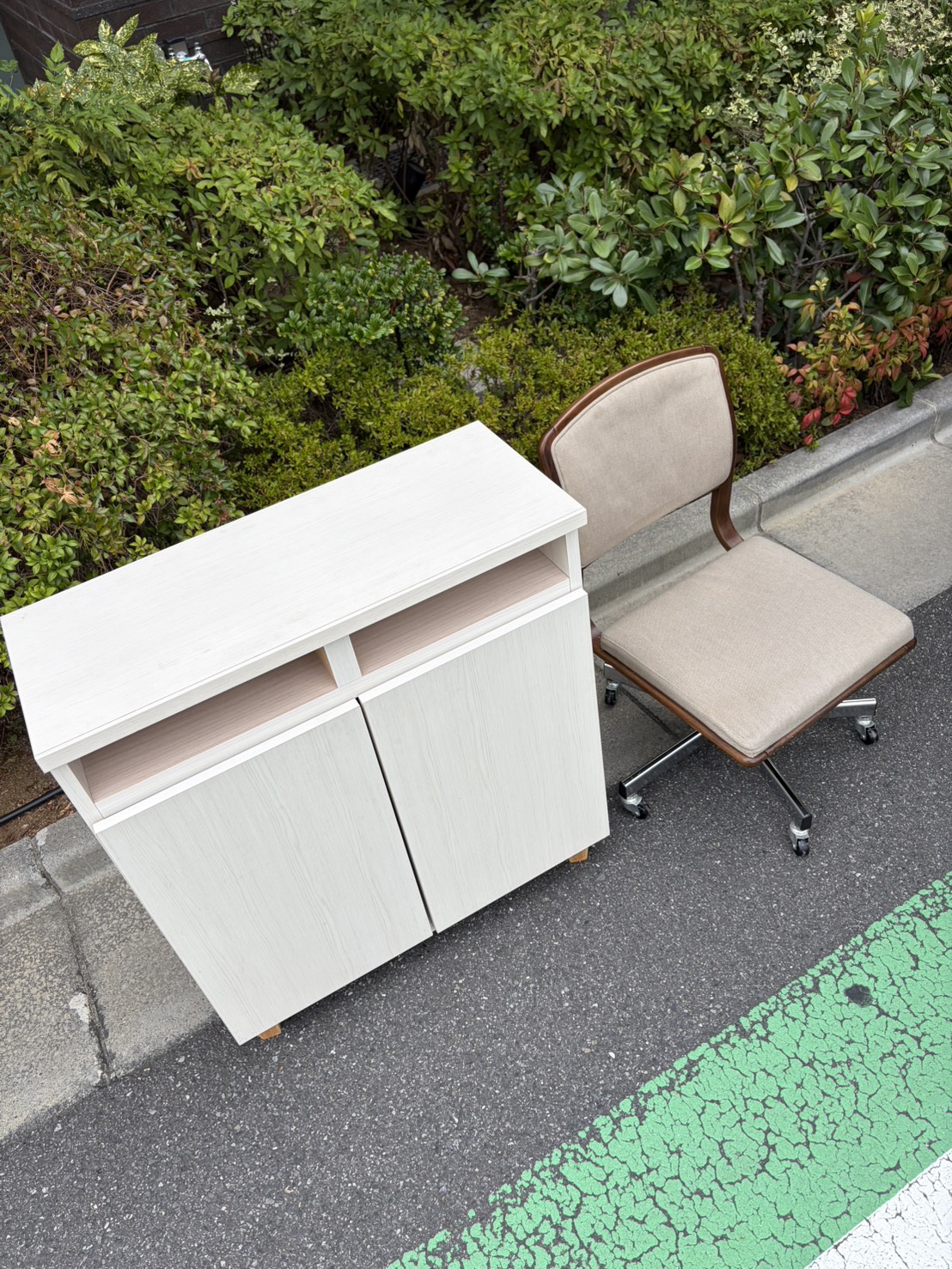東京都足立区での不用品回収の作業写真（イス、棚）