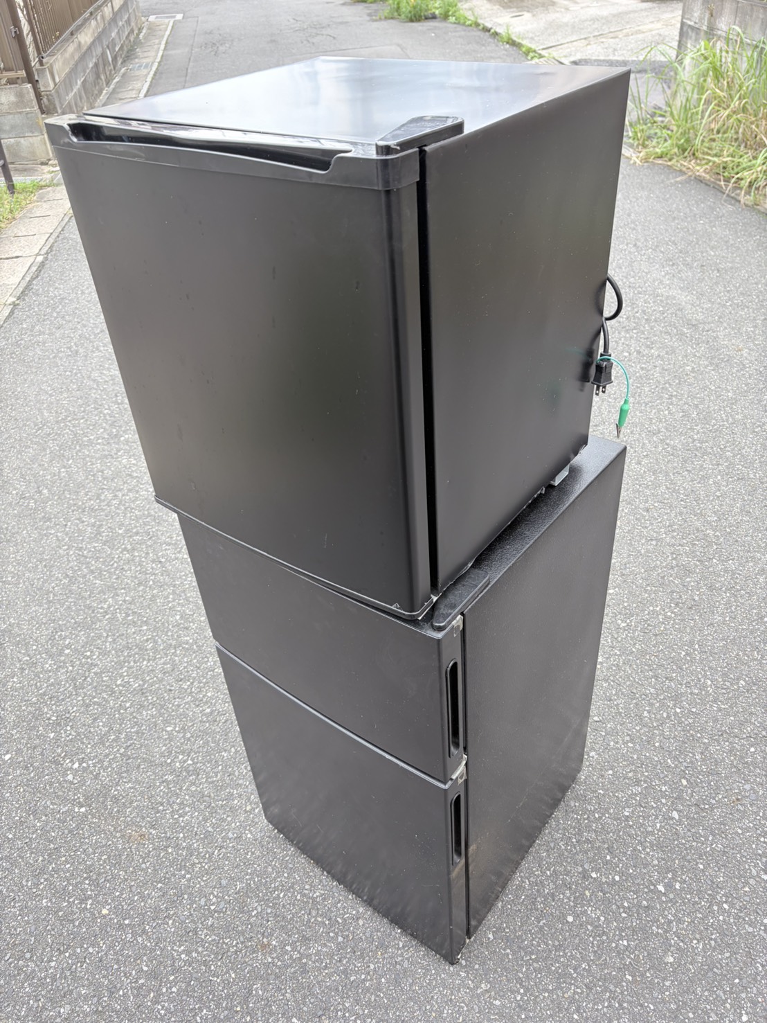 千葉県浦安市での不用品回収の作業写真（2ドア冷蔵庫、1ドア冷蔵庫）