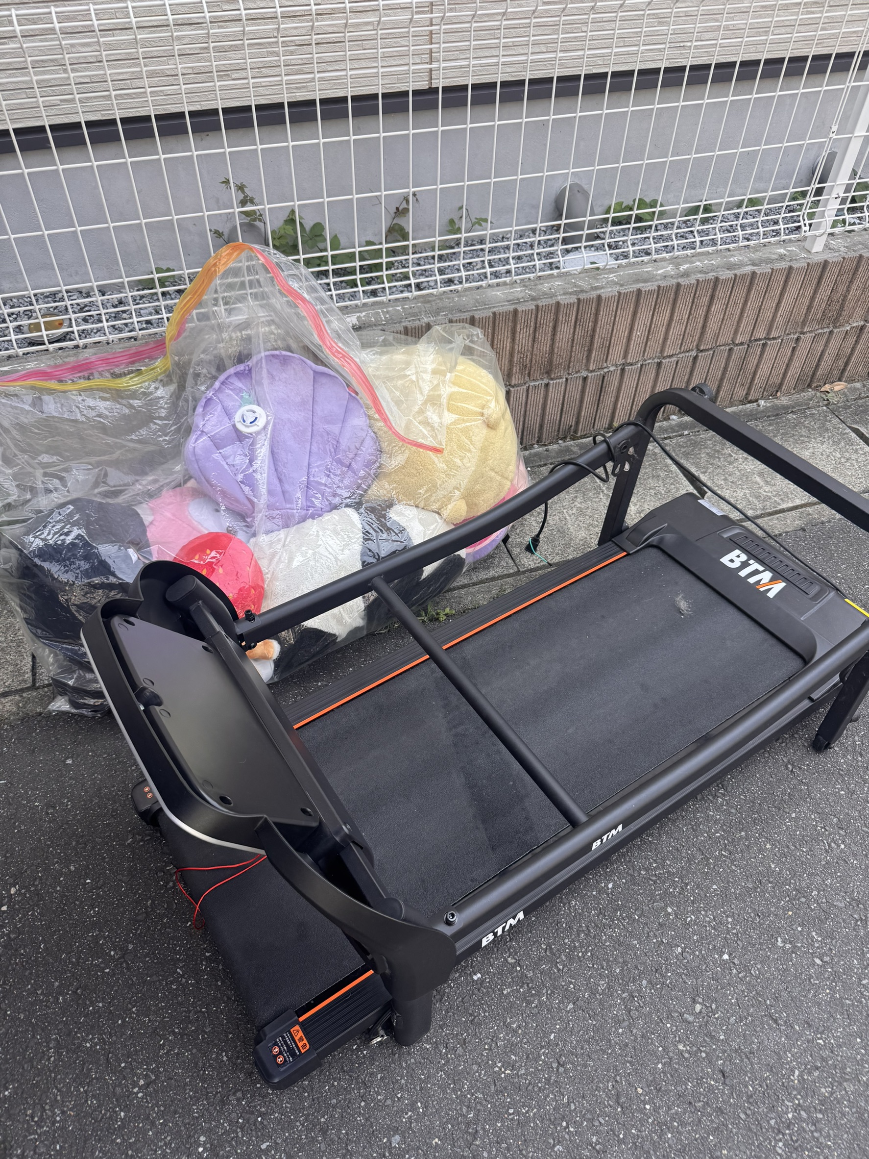 千葉県市川市での不用品回収の作業写真（ルームランナー、ぬいぐるみ）