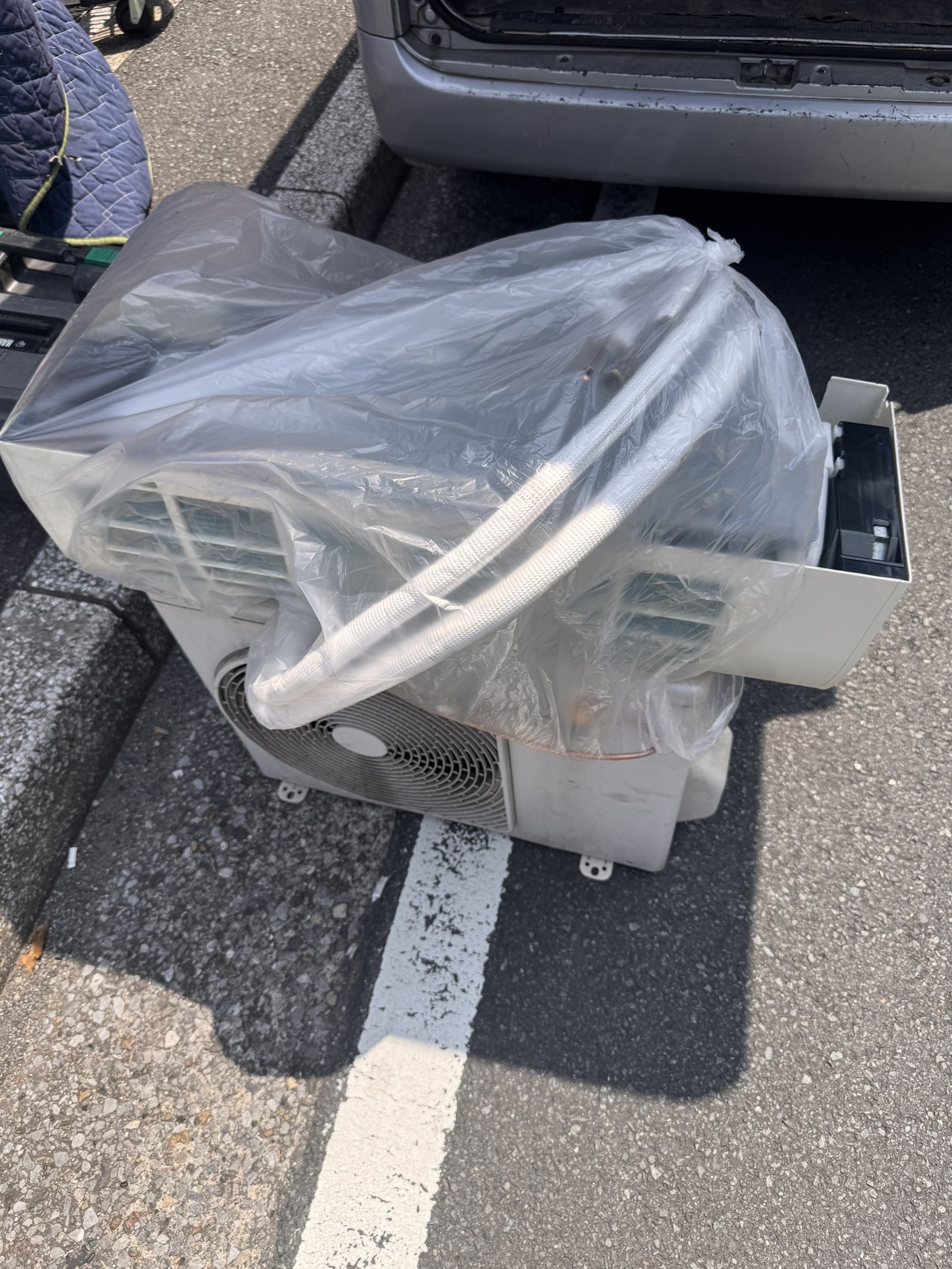 千葉県習志野市での不用品回収の作業写真（エアコン(内機、外機)）