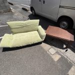 千葉県習志野市での不用品回収の作業写真（ローテーブル、ソファ）