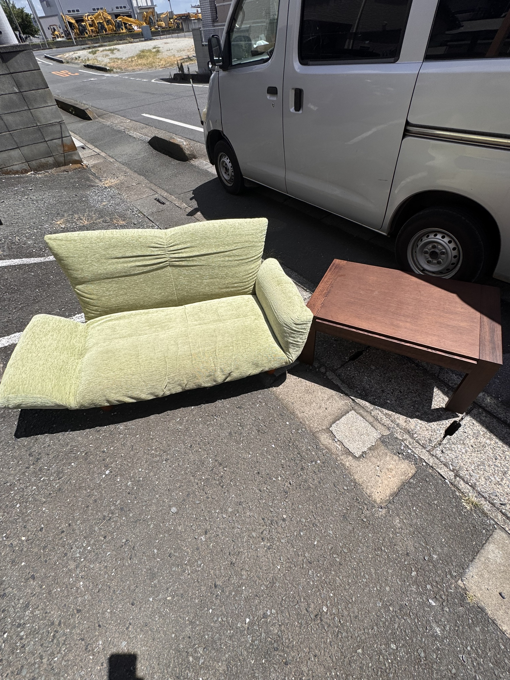 千葉県習志野市での不用品回収の作業写真（ローテーブル、ソファ）
