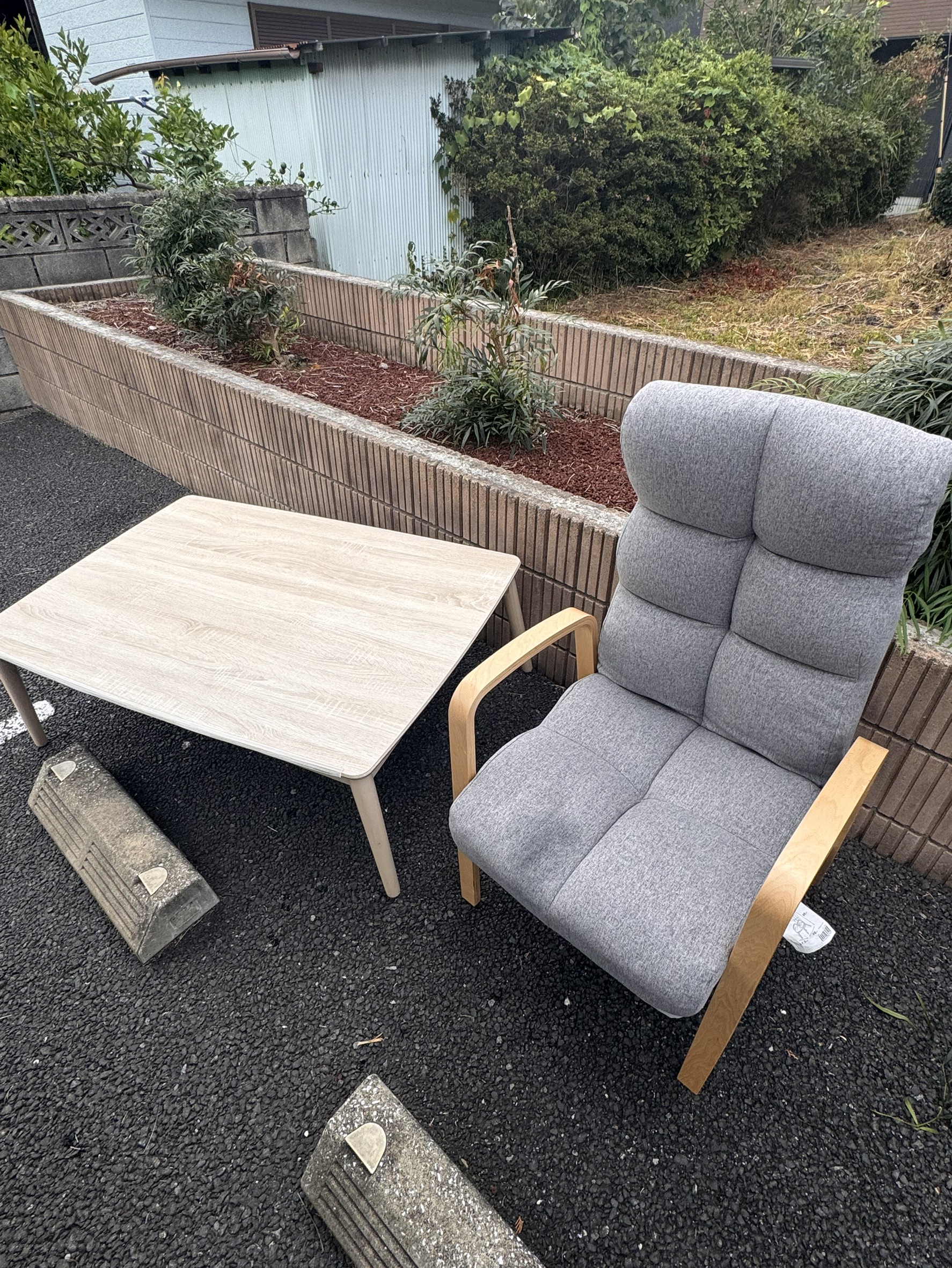 千葉県我孫子市での不用品回収の作業写真（ローテーブル、椅子）